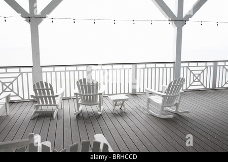 Adirondack sedie in veranda Foto Stock