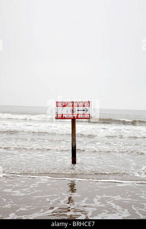 Nessun segno di nuoto sulla spiaggia Foto Stock