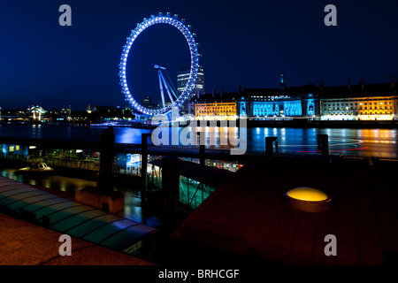 Notte di esposizione il British Airways London Eye, preso dal terrapieno, Londra.