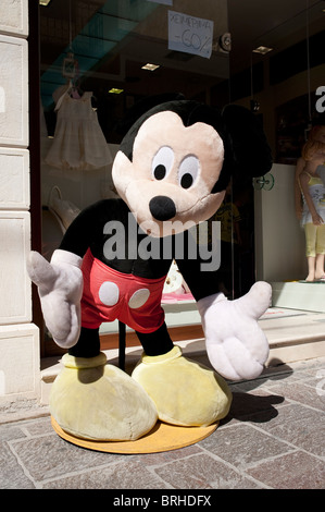 Dimensioni giganti Micky Mouse giocattolo morbido al di fuori del negozio Rethimno Creta Grecia Foto Stock
