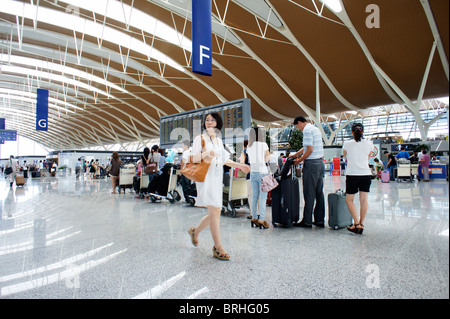 Shanghai, Cina. Atrio principale sala partenze con volo bacheca, Aeroporto Internazionale di Pudong, Shanghai Foto Stock