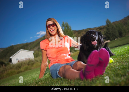 La donna e il suo cane giocando in un Parco Steamboat Springs, Colorado, STATI UNITI D'AMERICA Foto Stock