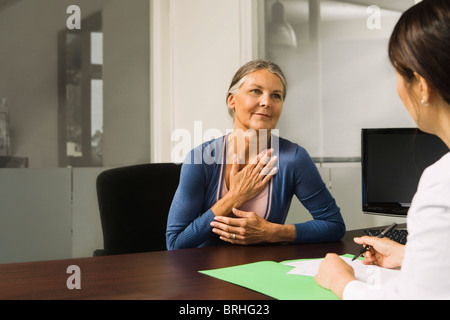 Donna che parla al medico Foto Stock