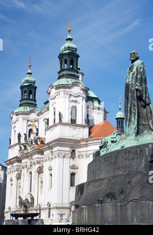 Jan Hus Memorial davanti la chiesa di San Nicola a Praga Foto Stock