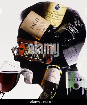 Silhouette di uomo (scrittore e giornalista), bere vino rosso con varie bottiglie di alcol sovrapposti nella sua testa. Foto Stock