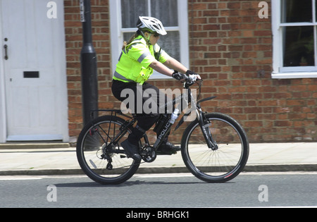 Femmina funzionario di polizia pattuglia su una bici REGNO UNITO Foto Stock