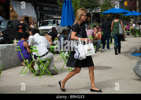 Pedoni sfruttare nuovi modelli di traffico in Union Square a New York Foto Stock