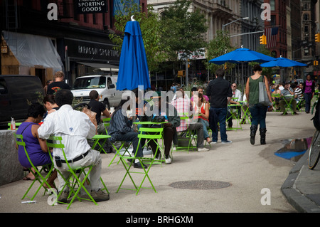 Pedoni sfruttare nuovi modelli di traffico in Union Square a New York Foto Stock