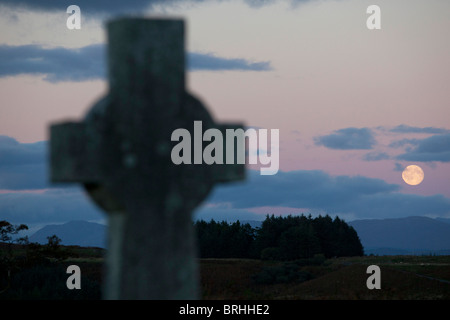 Croce celtica nel cimitero del Castello di Duart, Isle of Mull, Scozia Foto Stock