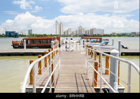 Songjiang, Shanghai, Cina. Marina e appartamenti di lusso visto da Thames Town, uno dei nuovi sviluppi della città in Songjiang Foto Stock