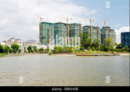 Songjiang, Shanghai, Cina. Case di Lusso e appartamenti visto da Thames Town, uno dei nuovi sviluppi della città in Songjiang Foto Stock