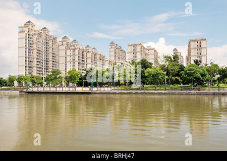 Songjiang, Shanghai, Cina. Case di Lusso e appartamenti visto da Thames Town, uno dei nuovi sviluppi della città in Songjiang Foto Stock