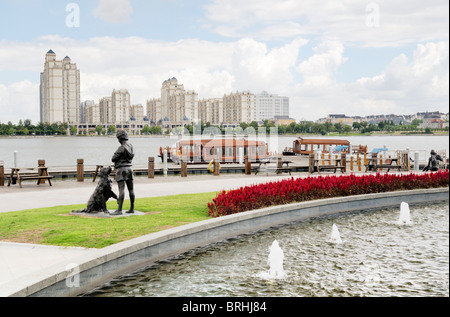 Songjiang, Shanghai, Cina. Case di Lusso e appartamenti visto da Thames Town, uno dei nuovi sviluppi della città in Songjiang Foto Stock