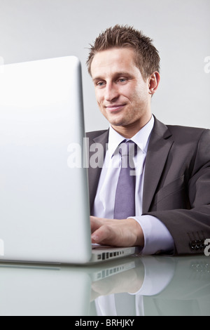 Uomo d affari con computer portatile Foto Stock