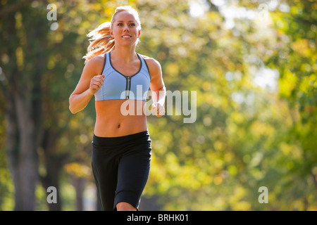 Donna in corsa nel parco, Seattle, Washington, Stati Uniti d'America Foto Stock