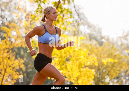 Donna in corsa nel parco, Seattle, Washington, Stati Uniti d'America Foto Stock