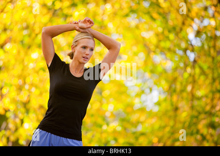 Donna Stretching nel parco, Seattle, Washington, Stati Uniti d'America Foto Stock