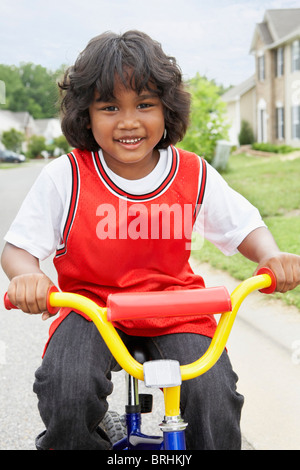 Little Boy Bicicletta Equitazione Foto Stock