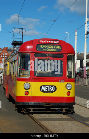 Vettura gemella Blackpool il tram a North Pier Foto Stock