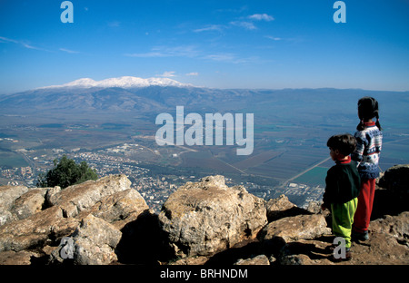 Israele, Galilea superiore, una vista della Valle di Hula e le alture del Golan dalla scogliera di Manara Foto Stock