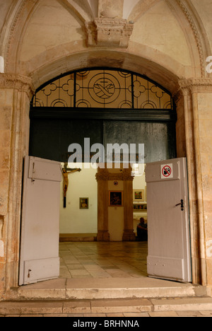 Una bella vista dell'ingresso del Museo Apotheca nell atrio del chiostro francescano del convento francescano. La ... Foto Stock