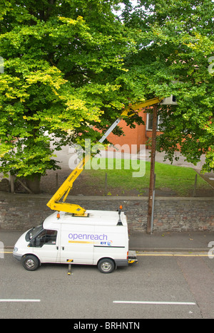 Gli ingegneri di BT in ascensore piattaforma, riparazione di linea telefonica, Bristol, Inghilterra, Regno Unito Foto Stock