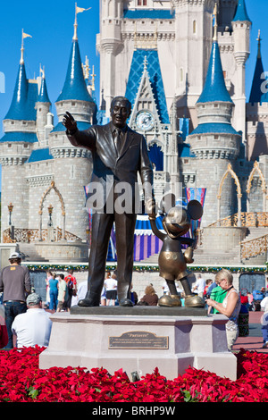 Statua di Walt and Topolino's Partners di fronte al Castello di Cenerentola nel parco a tema del Regno Magico di Walt Disney Foto Stock