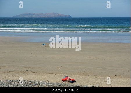 Un uomo disteso sulla spiaggia Carrowniskey, Co. Mayo, Irlanda Foto Stock