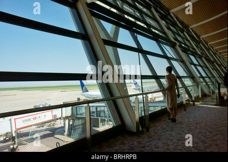 Shanghai, Cina. Piattaforma di Osservazione finestra su pista grembiule. Lounge di partenza, l'Aeroporto Internazionale di Pudong, Shanghai Foto Stock