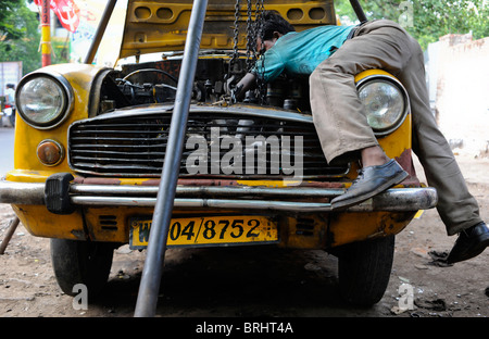 Asia del Sud India Calcutta Kolkata , riparazione meccanica di una cabina , un ambasciatore auto , che si basa sulla Oxford Morris, garage su strada Foto Stock