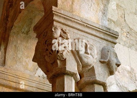 Una bella vista della capitale con teste umane del doppio colonne nell'atrio del chiostro francescano del francescano .... Foto Stock