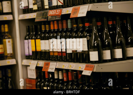 Il vino per la vendita impilati su uno scaffale di supermercato Foto stock  - Alamy