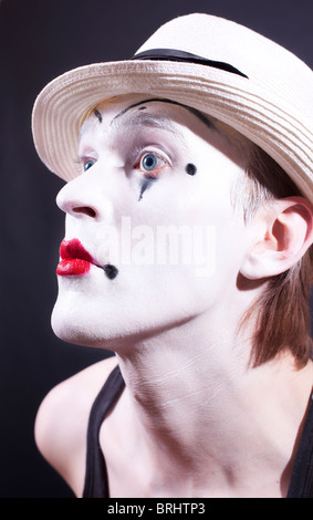 Ritratto di pantomime attore con il trucco su sfondo nero close up Foto Stock