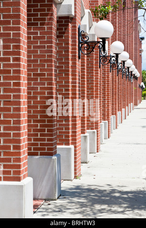 Ybor City, FL - Luglio 2009 - Rosso Mattone arcate di un portico lungo il marciapiede in Ybor City zona di Tampa, Florida Foto Stock