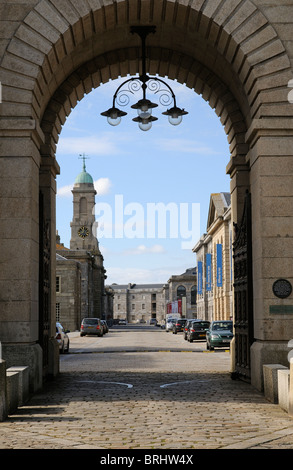 Ingresso di granito gateway in stile Greco Romano presso il Royal William Yard una storica ex navale cantiere di approvvigionamento a Plymouth Regno Unito Foto Stock