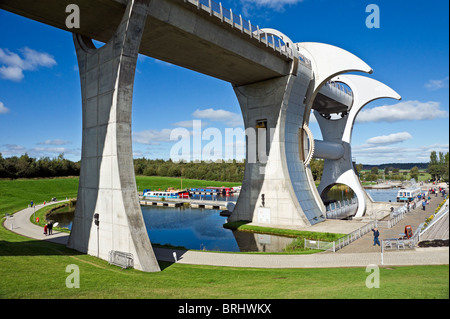 Una generale vista da sud del Falkirk Wheel visitatore attrazione su una ancora e soleggiata giornata autunnale Foto Stock