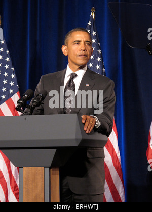 Ritratto del Presidente degli Stati Uniti Barack Obama con la bandiera degli Stati Uniti d'America dietro di lui Foto Stock