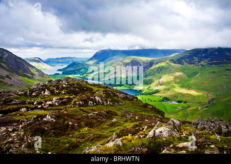 Vista su Buttermere & Crummock acqua dal percorso Haystacks, Parco Nazionale del Distretto dei Laghi, Cumbria, England, Regno Unito Foto Stock