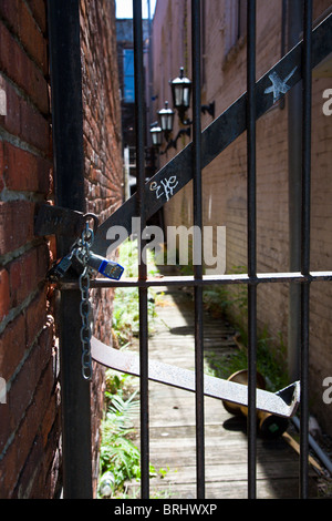 Ybor City, FL - Luglio 2009 - Graffiti sul pad di gate bloccato protegge il vicolo di Ybor City zona di Tampa, Florida Foto Stock