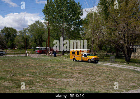 Un incendio rurale servizi paramedici di trattare un uomo ferito da un albero di caduta Foto Stock