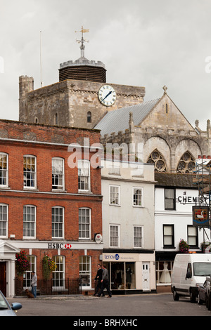 Romsey Abbey visto oltre la sommità di edifici nella piazza del paese Foto Stock