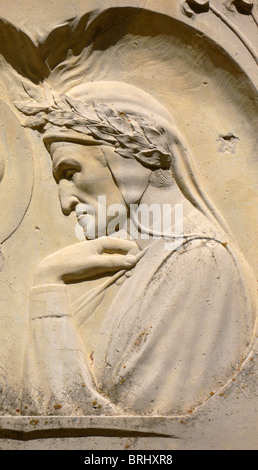 Lapide raffigurante il poeta Dante (1265-1321), Vallombrosa, Toscana, Italia Foto Stock