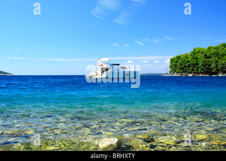 Motor Yacht Bijar Bay nei pressi di Osor villaggio sull isola di Cres, Croazia Foto Stock