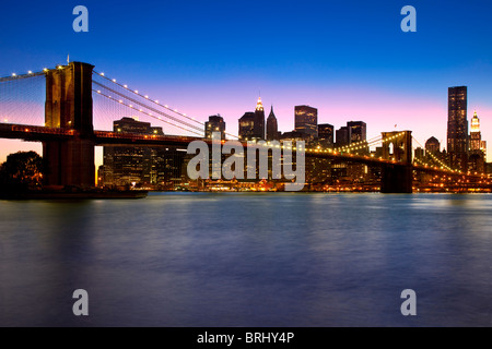 Crepuscolo presso il Ponte di Brooklyn - spanning l'East River il collegamento di Brooklyn e Manhattan, New York City USA Foto Stock