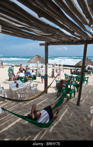 Messico, Cozumel. Libertà In Paradise Beach Bar sulla spiaggia Playa Box, Isla de Cozumel (Isola di Cozumel). Foto Stock