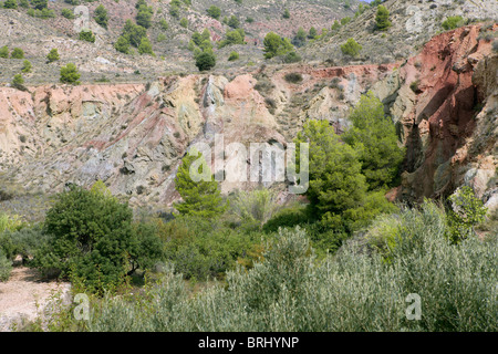 Sabbie di argilla su un taglio lato montagna vecchia cava Foto Stock