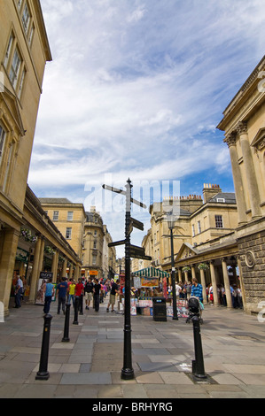 Verticale ampia angolazione di turisti su una trafficata strada di stallo nel centro di Bath su un luminoso giorno d'estate. Foto Stock