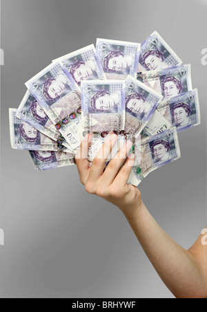 British £20 note essendo tenuto dalla mano maschio Foto Stock