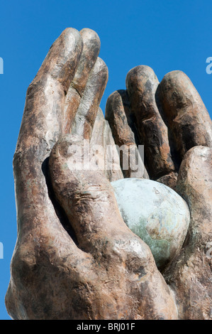 L'Albero della Vita memoriale dedicato alle vittime del blitz in Birmingham. Scolpito da Lorenzo Quinn. Foto Stock