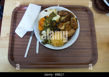 Mensa arrosto, scuola cena stile su un vassoio di melammina Devon, Inghilterra, Regno Unito. Foto Stock